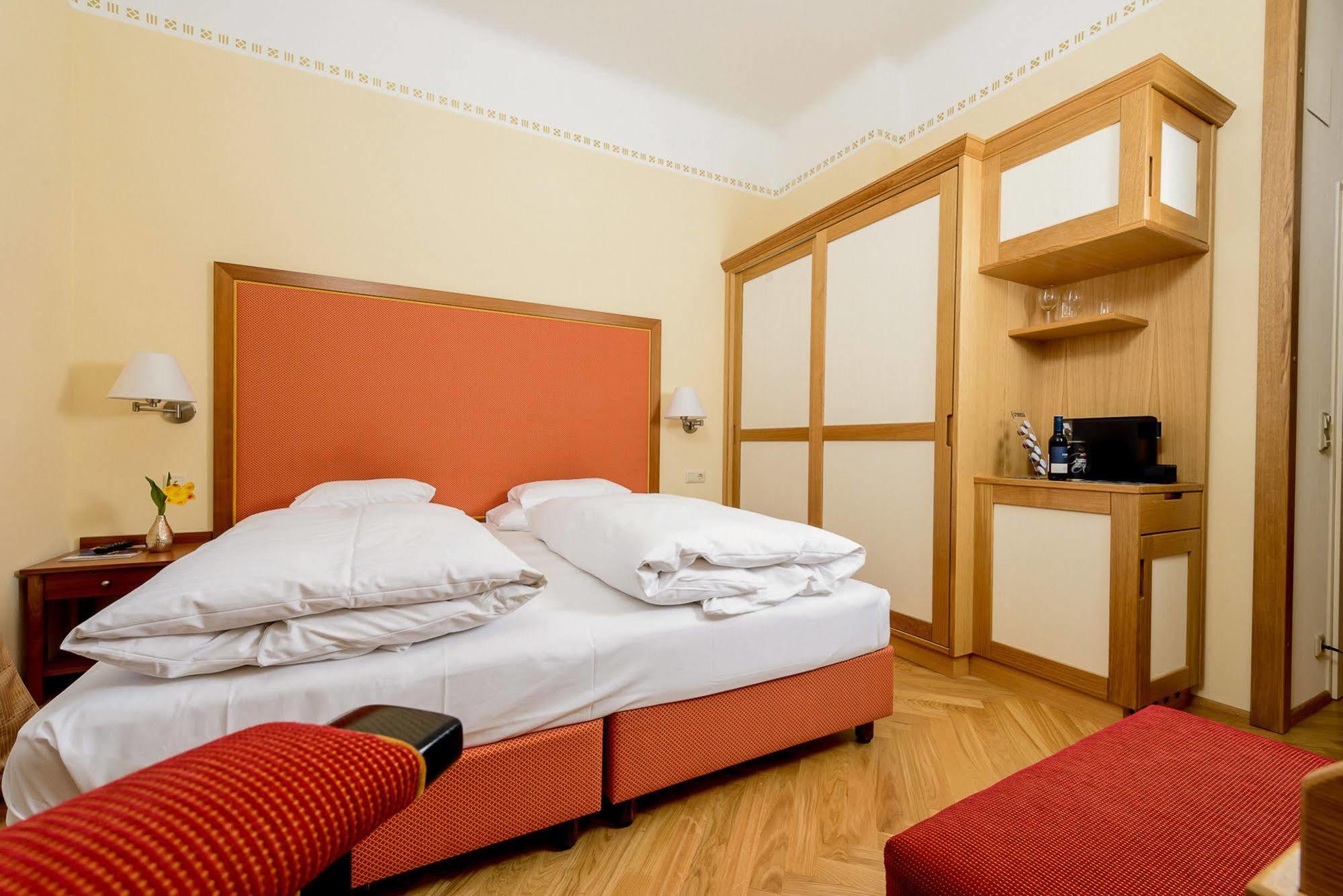 Hotel Herzoghof Baden Bagian luar foto