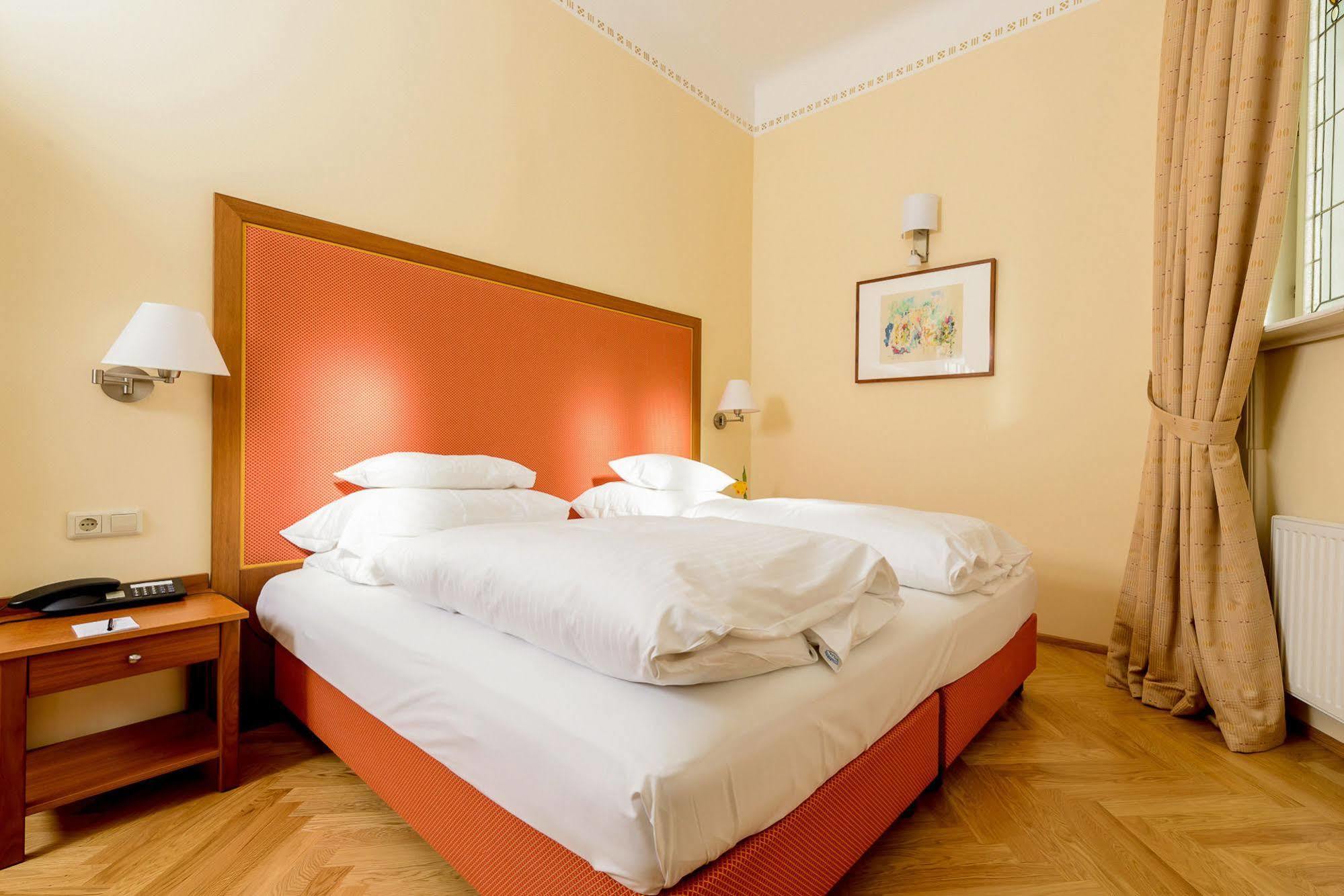 Hotel Herzoghof Baden Bagian luar foto